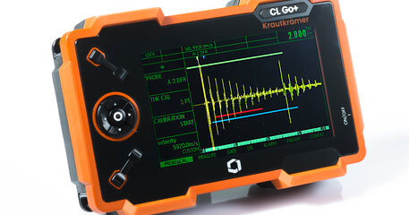 Krautkrämer CL Go+超声波精密测厚仪特写,高清显示屏展示A扫描波形与数值读数,适用于高精度厚度检测应用。
