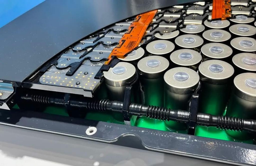 46系大圆柱动力电池模组结构展示,电芯排列整齐,展示高能量密度与模块化设计。