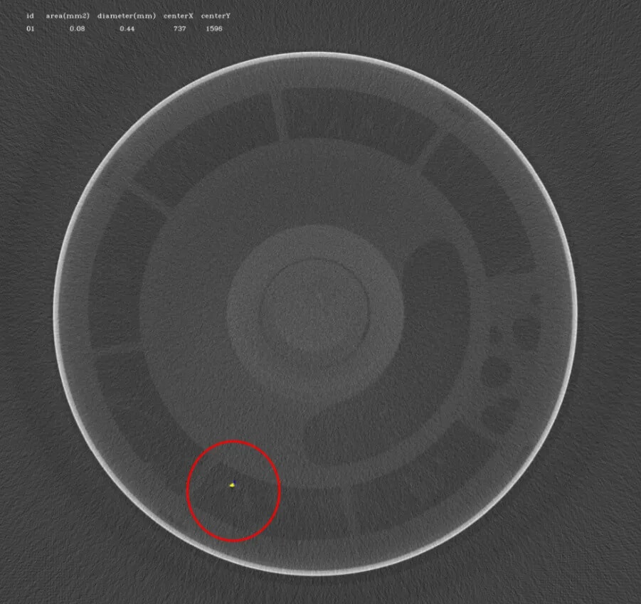 大圆柱电池CT横截面成像图,标注检测出的内部杂质与缺陷位置,用于自动缺陷识别验证