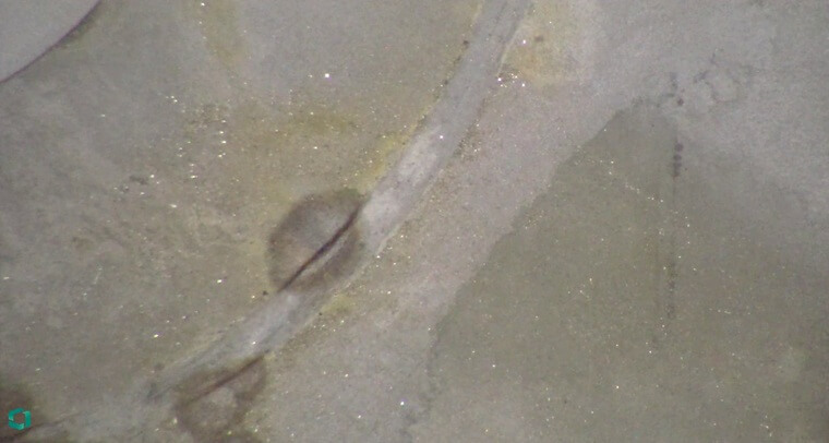 储罐内部裂纹高清图像 | 通过Ca-Zoom HD摄像机拍摄的储罐内壁缺陷检测结果,清晰显示裂缝与腐蚀痕迹