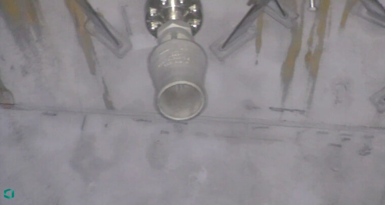 储罐内部管道检测图 | 显示储罐顶部管件与焊缝细节的远程视觉检测画面