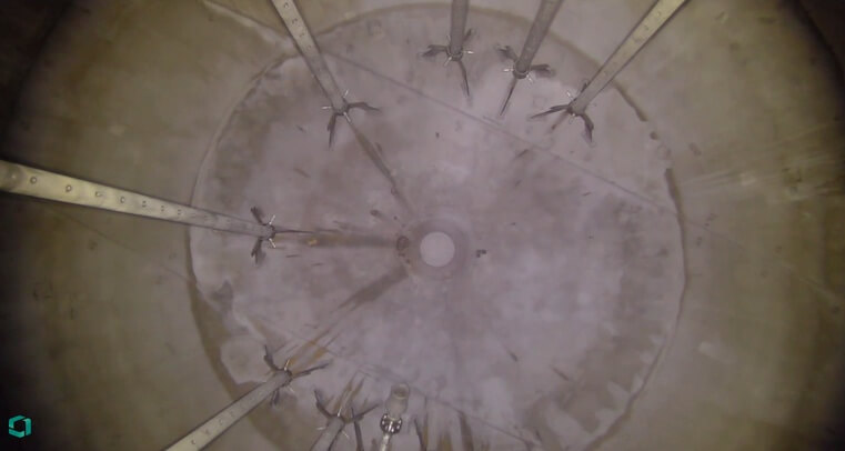 储罐内部全景检测图 | 从人孔视角拍摄的储罐底部与内部结构,展示远程视觉检测覆盖范围