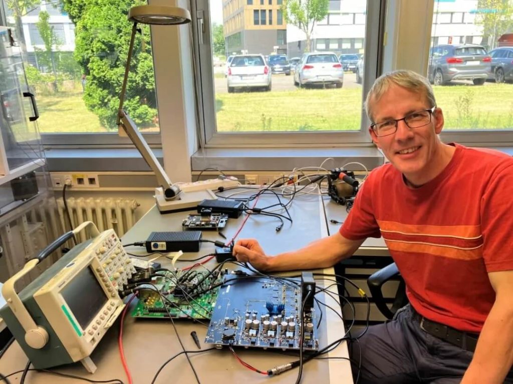 贝克休斯Waygate Technologies工程师在实验室测试超声无损检测设备电路板,展示Krautkrämer USM100探伤仪的电子设计与创新研发过程。