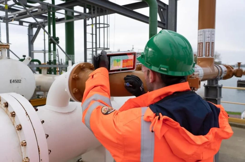 现场工程师使用Krautkrämer USM100便携式超声探伤仪对管道进行无损检测,监测焊缝厚度与腐蚀情况,保障工业安全。