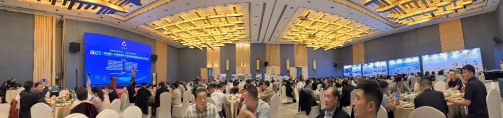 泛西部无损检测技术交流会会议现场全景图,会议大厅内坐满参会人员,前方为大会舞台与大屏幕,气氛热烈。