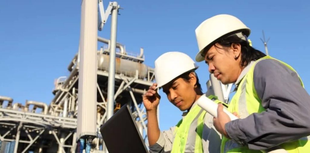 工业现场工程师进行远程视觉检测（RVI），支持预测性维护与无损检测的设备状态评估