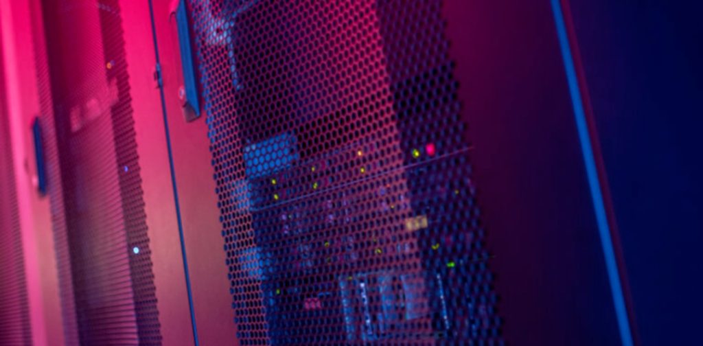 远程目视检测在航空航天领域的应用，工程师对大型精密结构进行高精度工业检测，体现先进无损检测与质量控制场景