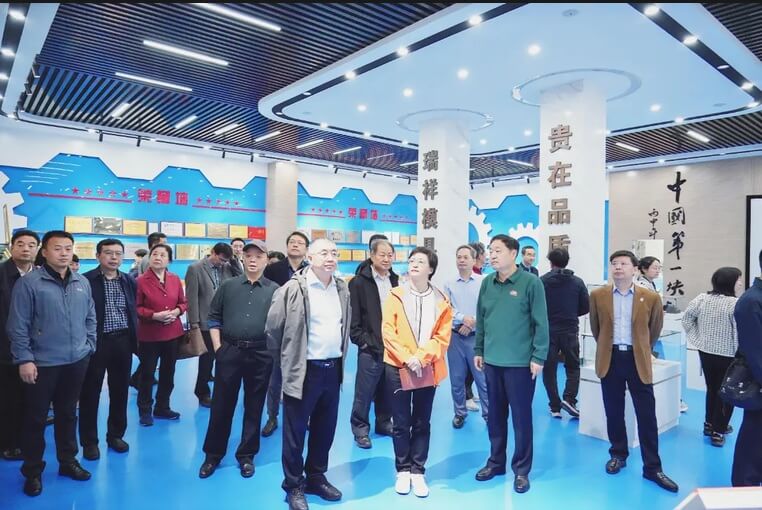 中国机械工程学会无损检测分会参会代表参观企业展厅，了解无损检测行业发展与质量管理实践